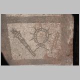 3124 ostia - regio v - insula ix - mitreo di felicissimus (v,ix,1) 6. platte - fackel - krone mit sieben strahlen (sol) - peitsche.jpg